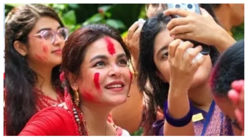 ঢাকেশ্বরী মন্দিরে দশমীতে সিঁদুর খেলায় মাতলেন...শাওন